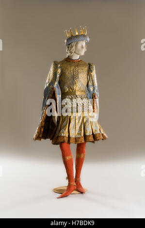 Prinz steht in gold-Jacke und Rock mit Krone, gemacht historische Nachbildung des Papiers von Isabelle de Borchgrave Stockfoto