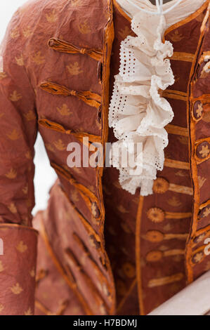 Jacke von Detail mit Spitzenkragen, historische Replik Papier Garmets von Isabelle de Borchgrave Stockfoto