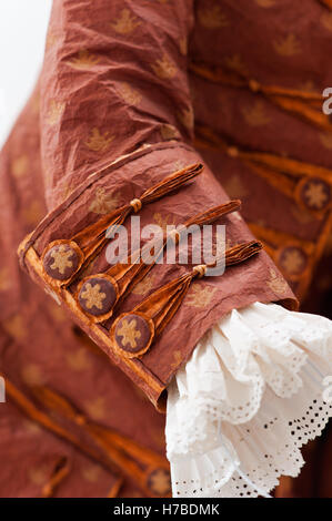 Manschette Detail mit Spitze, historische Replik Papier Kleidungsstücke von Isabelle de Borchgrave Stockfoto