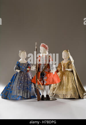Drei Kinder Schaufensterpuppen in Papier Kleid Kostüme historische Replik Kleid von Isabelle de Borchgrave Stockfoto