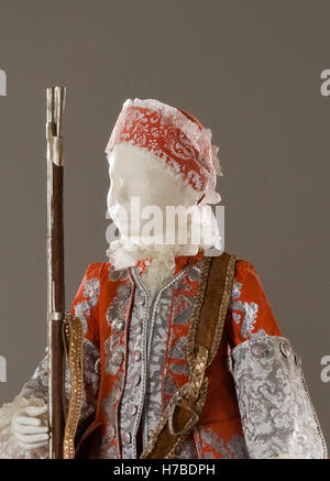 Kind im Jagdkostüm, historische Replik Papier Kleidungsstücke von Isabelle de Borchgrave Stockfoto