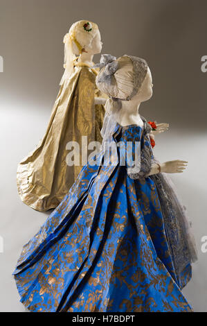 Mannequin in Papier Kleid Kostüm historische Replik Papier Kleid von Isabelle de Borchgrave Stockfoto