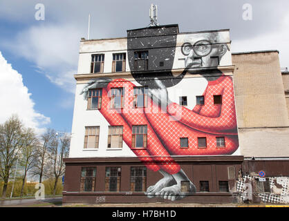 Riesige Graffiti auf einer Seite des verlassenen Industriegebäude in Stadt Kaunas (Litauen). Stockfoto