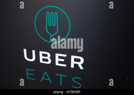 UberEATS Fahrrad Lieferbox in London, England, Vereinigtes Königreich. Uber isst ist eine bedarfsgesteuerte Essen Lieferservice angetrieben durch die Uber-app. Es ist eines der ersten Erweiterungsprodukte von Uber Technologies Inc., die Technologieplattform, die verbindet Fahrer und Reiter und nutzt ihr bestehende Netz um Mahlzeiten in Minuten zu liefern. Das online Essen bestellen Service-Partner mit lokalen Restaurants in ausgewählten Städten auf der ganzen Welt und ermöglicht es Kunden, Mahlzeiten bestellen mit dem Uber-Smartphone-Anwendung. Die Lieferzeit beträgt beanspruchten, 10 Minuten oder weniger. Stockfoto