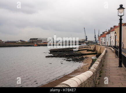 Ein Blick auf die Landzunge bei Hartlepool im Nordosten Englands zeigt Häuser, Strand und Krane Stockfoto