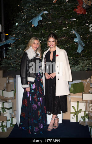 Helen David von Harrods und Lily James dreht sich auf den Weihnachtsbaum Lichter bei Harrods in London. Stockfoto