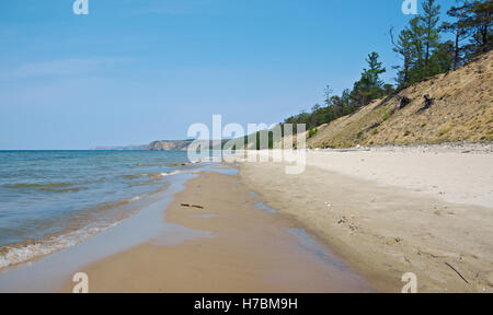 Peschanka-Bucht mit einem Sandstrand. Olchon-Insel, den Baikalsee, Sibirien, Russland Stockfoto