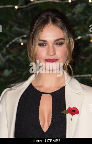 Lily James anmacht Weihnachtsbaums bei Harrods in London. Stockfoto