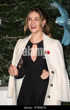 Lily James anmacht Weihnachtsbaums bei Harrods in London. Stockfoto