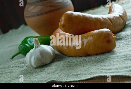 Krakowska polnische Wurst Kielbasa. hergestellt aus Kürzungen von magerem Schweinefleisch, gewürzt mit Pfeffer, Piment, Koriander und Knoblauch, Stockfoto