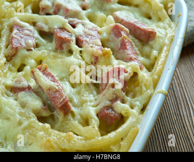 Aufläufe di Pasta Con Salumi - Italienisch gebratene Nudeln mit salami Stockfoto
