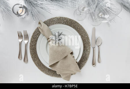 Festliche Phantasie formale feine Restaurants Weihnachten oder Silvester Urlaub Abendessen Partei Tabelle Einstellung Gedeck mit Dekorationen Stockfoto
