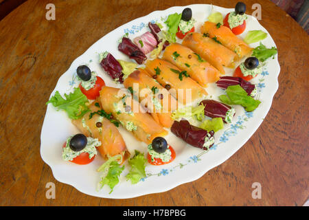 Wunderbare und köstliche geräucherter Lachs Brötchen mit Salat Tomaten Oliven und Käse Stockfoto