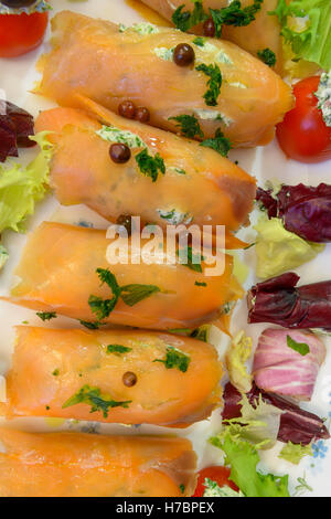 Wunderbare und köstliche geräucherter Lachs Brötchen mit Salat Tomaten Oliven und Käse Stockfoto