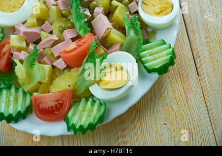 Niederländische Kartoffelsalat - Huzarensalade Stockfoto