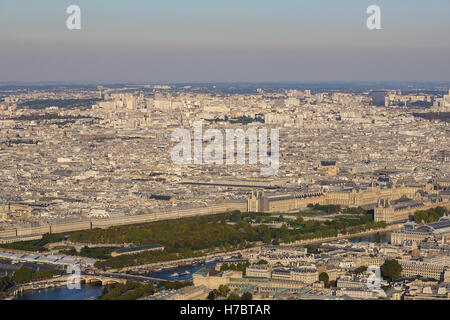 Die Hügel von Montmartre in Paris - fernen Luftbild Stockfoto