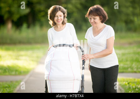 Drei Generationen Wandern im park Stockfoto