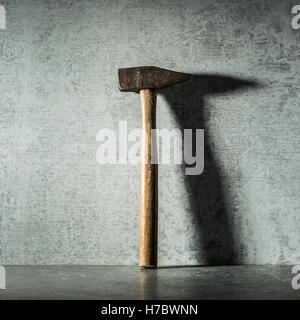 Vintage hammer and shadow on stone wall. Still life of work tool. Concept of diy and repair. Stockfoto