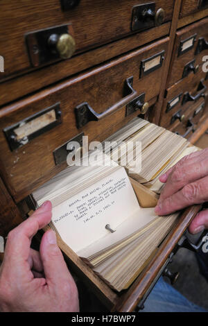 Man forscht Buch, Bibliothek Zettelkatalog, USA Stockfoto