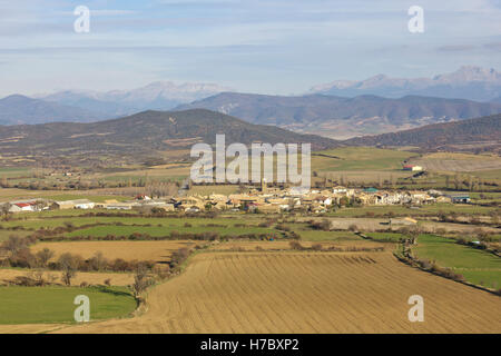 Ländliches Dorf umgeben von Bauernhof Bailo landet in Huesca (Spanien). Stockfoto