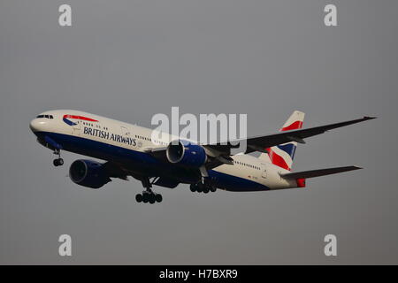 British Airways Boeing 777-200ER G-VIIJ landet auf dem Flughafen London Heathrow, Vereinigtes Königreich Stockfoto