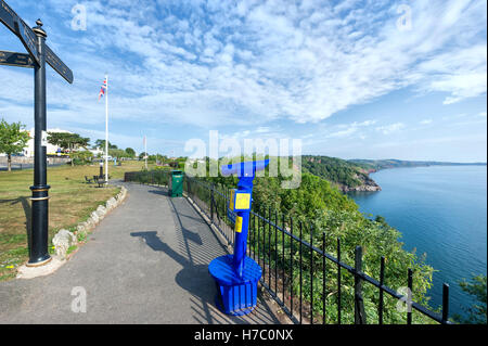 Die Promenade am Downs in Babbacombe, Torquay, Devon mit sprechenden Teleskop und fingerpost im Vordergrund an einem sonnigen Tag. Stockfoto