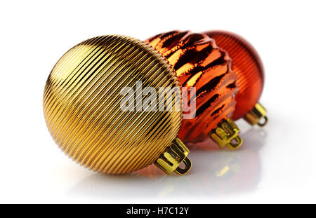 Goldene und rote Weihnachtskugeln isoliert auf weißem Hintergrund. Weihnachts-Dekoration. Stockfoto