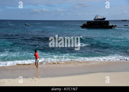 Angeln vom Ufer an toten Mannes Strand in der Nähe von Georgetown auf Ascension Island Stockfoto