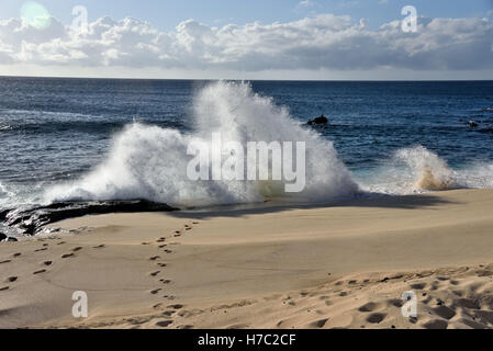 Wellen brechen sich am Strand des toten Mannes in der Nähe von Georgetown auf Ascension Island Stockfoto