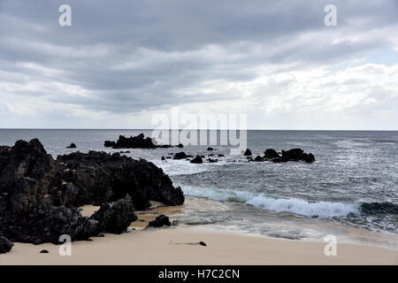 Wellen brechen sich am Strand des toten Mannes in der Nähe von Georgetown auf Ascension Island Stockfoto