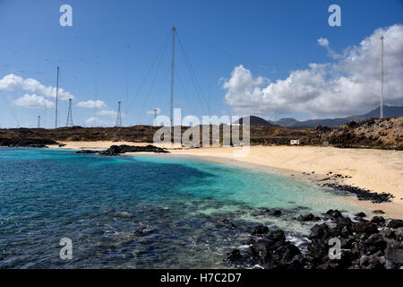 Englische Bucht eine der nur zwei sichere Badestrände auf Ascension Island. Die BBC atlantische Relaisstation ist im Hintergrund. Stockfoto