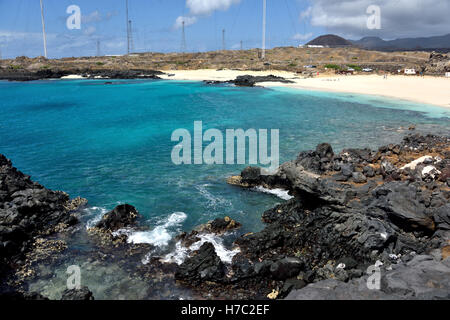 Englische Bucht eine der nur zwei sichere Badestrände auf Ascension Island. Die BBC atlantische Relaisstation ist im Hintergrund. Stockfoto