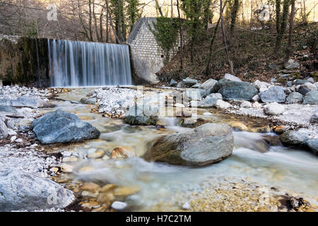 Wasserfall und Stream bei Loutra Pozar von Aridaia in Makedonien, Griechenland Stockfoto