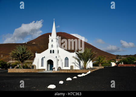 Str. Marys Kirche in Georgetown auf der Insel Ascension mit Cross Hill im Hintergrund Stockfoto