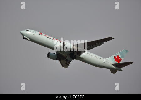 Air Canada Boeing 767-300 C-GLCA ausgehend von London Heathrow Airport, Großbritannien Stockfoto