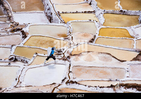Arbeiter auf Salinas de Maras, Heiliges Tal, Peru, Südamerika. Stockfoto
