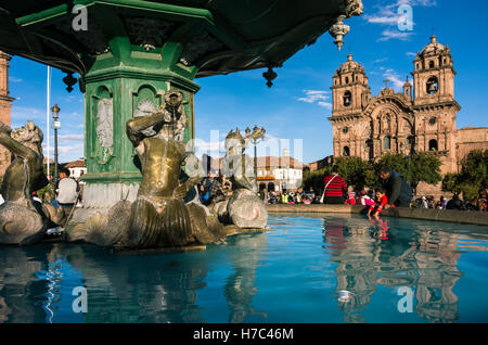 Der Brunnen auf der Plaza del Armas in Cusco, Peru. Stockfoto