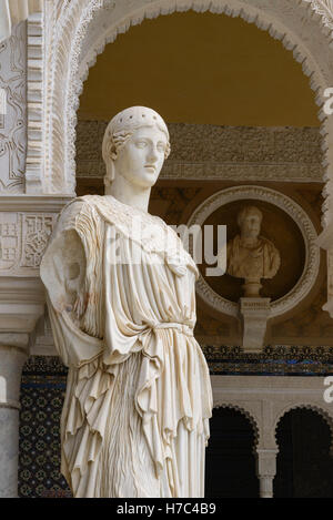 Klassische Statue im Innenhof der Casa de Pilatos, Sevilla, Andalusien, Spanien Stockfoto