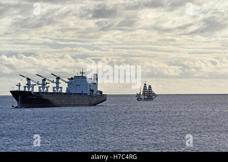 Die niederländische Großsegler "Europa" Segeln vorbei an den USA "Black Eagle", da sie von Ascension Insel im Atlantischen Ozean fährt Stockfoto