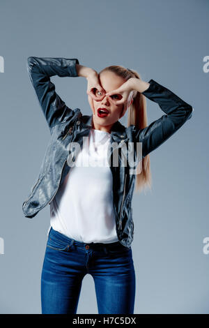 Mode-Modell ziehen ihr Haar in Heck und Blick in die Kamera Stockfoto