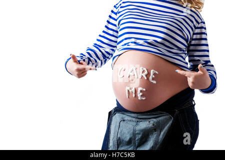 Schwangere Frau schreiben "mir egal" Wort auf den Bauch. Zu isolieren. Stockfoto