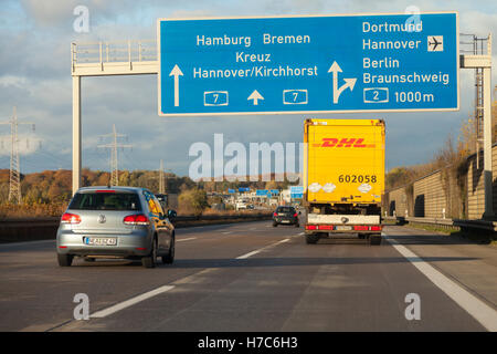 HANNOVER / Deutschland - 2. November 2016: internationale Paket-Service DHL LKW fährt auf deutschen Autobahn A 7 nahe Hannover / Germ Stockfoto