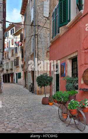 Ruhige Straße mit bunten Häusern in der Stadt Rovenj auf der Halbinsel Istrien in Kroatien. Stockfoto