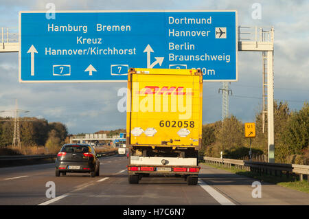 HANNOVER / Deutschland - 2. November 2016: internationale Paket-Service DHL LKW fährt auf deutschen Autobahn A 7 nahe Hannover / Germ Stockfoto