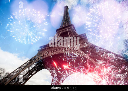 Zusammenfassung Hintergrund des Eiffelturms mit Feuerwerk, Paris, Frankreich - Neujahr Stockfoto
