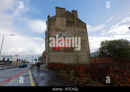 Alte Vintage-Werbeschilder auf der Seite des Mietshauses Koks Coca Cola Nachrichten der Welt und Bier Stockfoto
