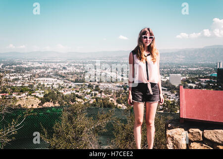 Foto von Mädchen in Hollywood Hills mit Panoramablick auf Los Angeles Stockfoto