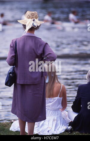 AJAXNETPHOTO. 1986. HENLEY-ON-THAMES, ENGLAND. -ZUSCHAUER SEHEN DIE HENLEY ROYAL REGATTA RUDERN RENNEN AUF DEM FLUSS THEMSE FOTO: JONATHAN EASTLAND/AJAX REF: HENLEY EPS02 Stockfoto