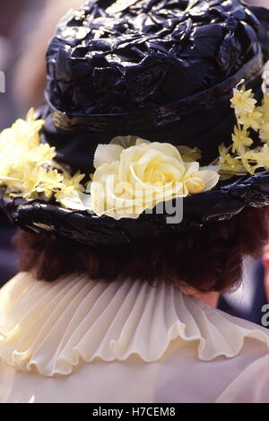 AJAXNETPHOTO. 1986. HENLEY-ON-THAMES, ENGLAND. -DER HUT EINES ZUSCHAUERS BEOBACHTEN DIE HENLEY ROYAL REGATTA RUDERN RENNEN AUF DER THEMSE.  FOTO: JONATHAN EASTLAND/AJAX REF: HENLEY EPS02 Stockfoto