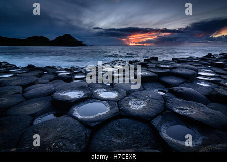 Giant es Causeway, Co. Antrim, Nordirland. Sonnenuntergang Stockfoto